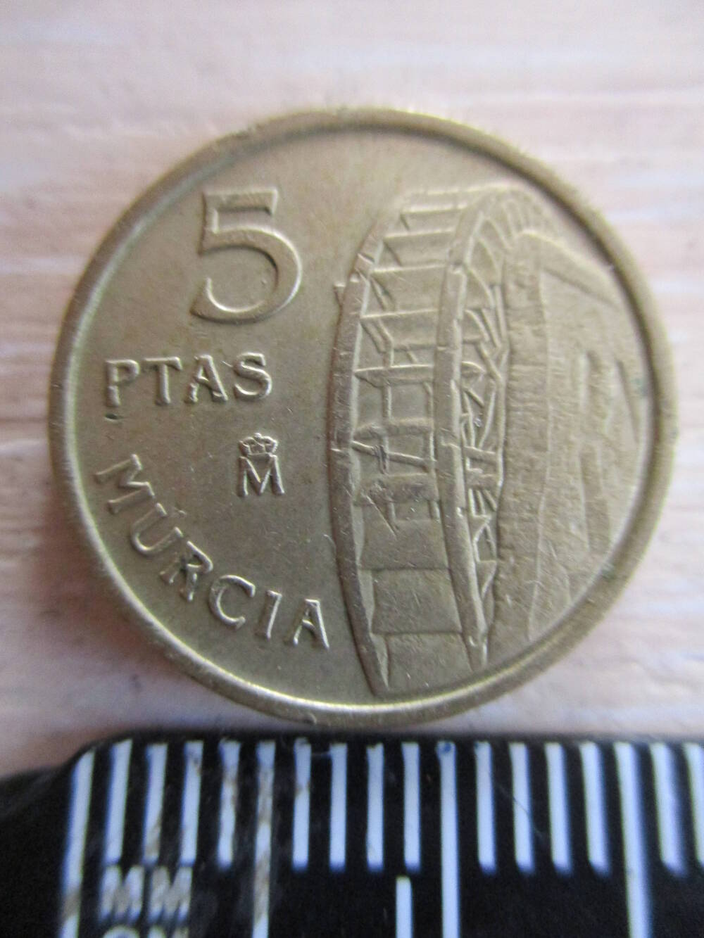Монета Испании достоинством 5 песет 1999 года.