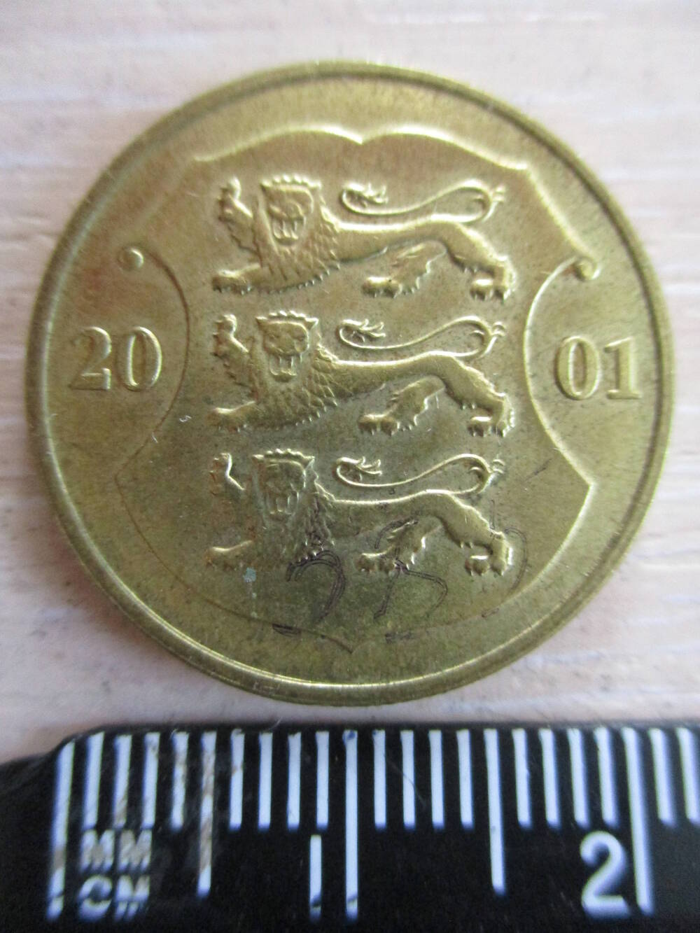 Монета Эстонии достоинством 1 крона 2001 года.