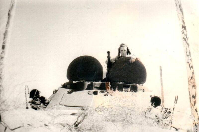 Фотография. Айрат Мухамадиев на бронетранспортере держится за люк