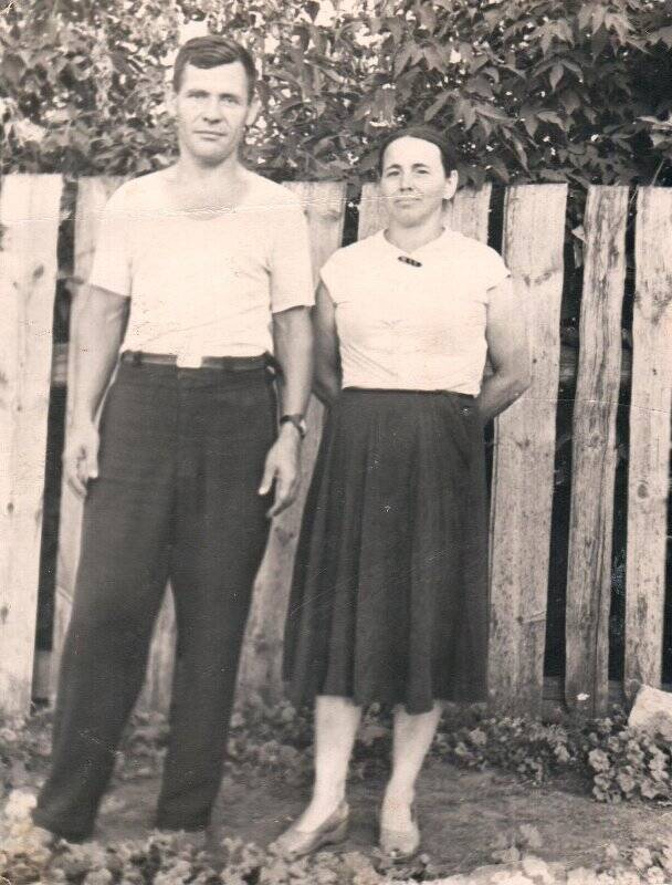 Фотография. Слева первый Фардиев Мавлет и его жена Гульжихан