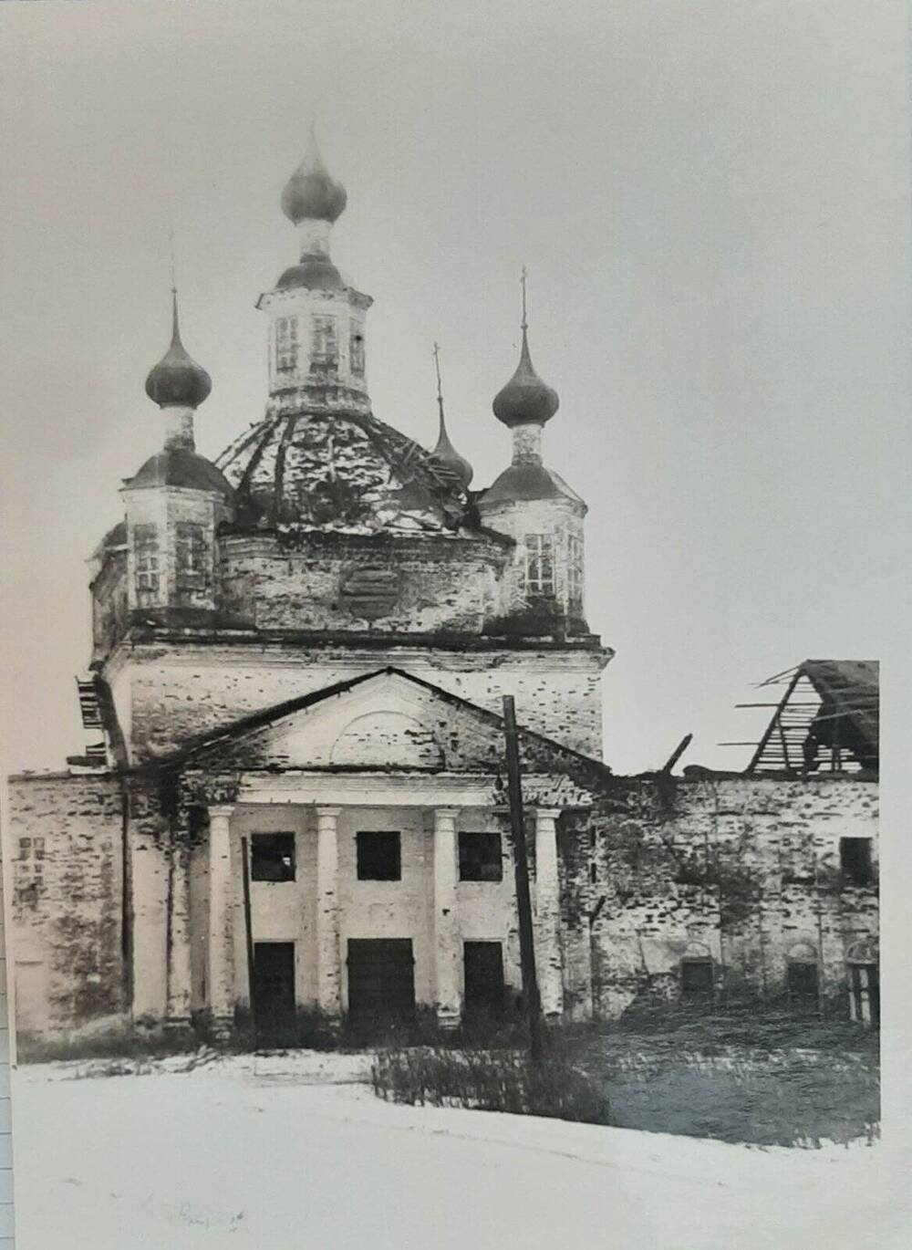 Фото. Троицкая (Кладбищенская) церковь 1810 года постройки в с.Троицкое. Главный престол - Святой Троицы.