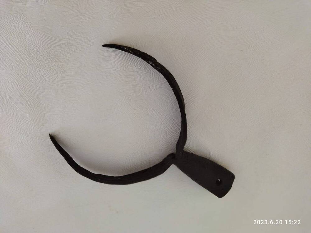 Ухват (ухыуат) ручной ковки, полукруг в форме рогатки с суженными концами, ручка трубчатая.