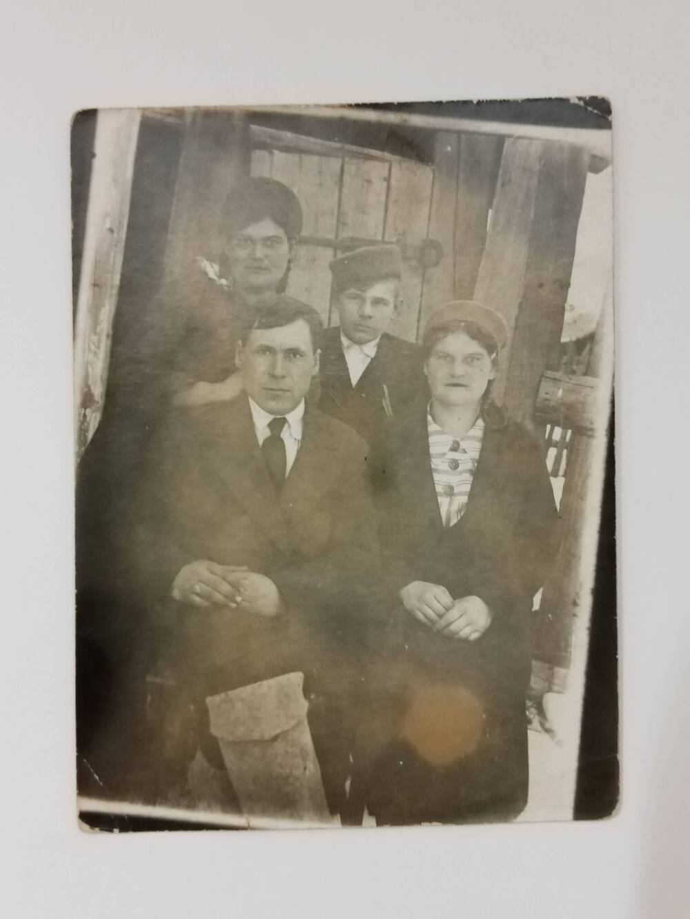 Фотография группы колхозников колхоза Новый путь, д. Копьёво из 4 человек. 1946 год.