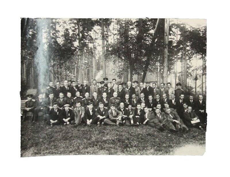 Фотография ч/б. Группа мужчин в лесу