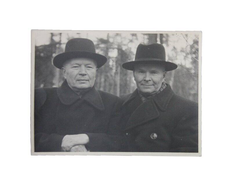 Фотография ч/б. Тюрин Александр Владимирович (в темном пальто и шляпе) с братом Иваном Владимировичем