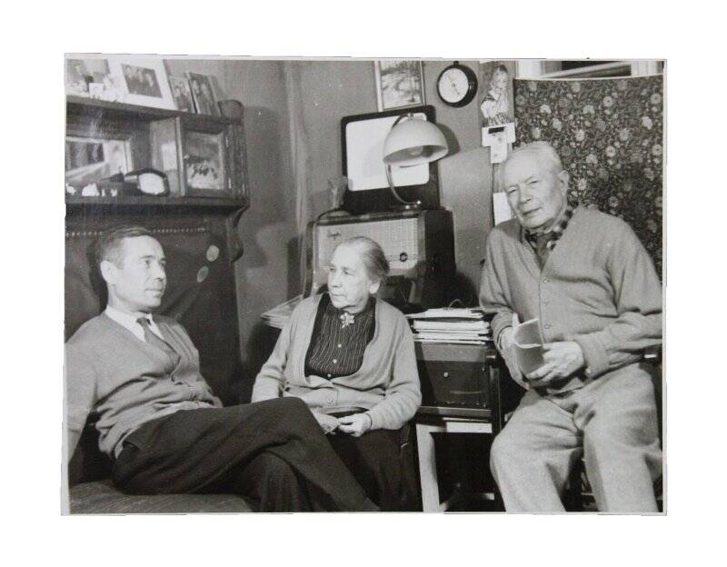 Фотография ч/б. Тюрин А.В. с супругой и сыном Борисом в домашней обстановке