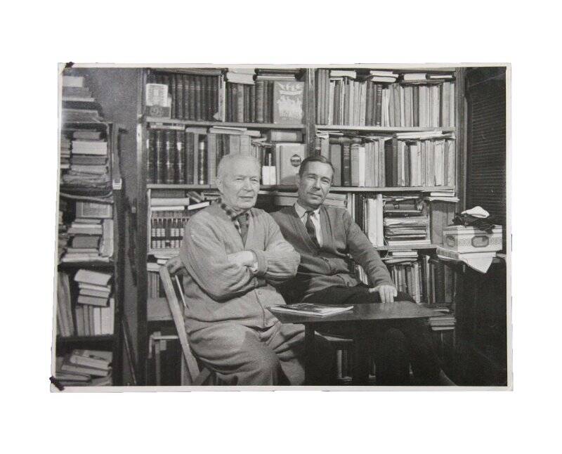 Фотография ч/б. Тюрин А.В. с сыном Борисом на фоне библиотеки