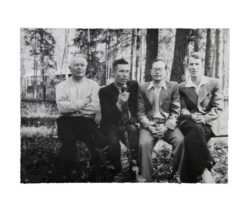 Фотография ч/б. Тюрин А.В. с сыновьями Борисом, Владимиром и Петром на даче