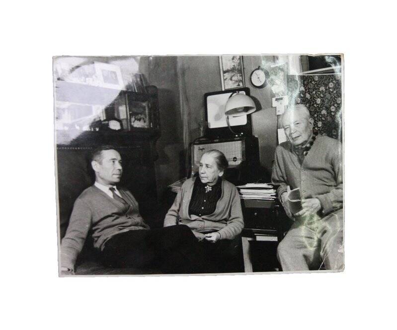Фотография. Тюрин А.В. с супругой и сыном Борисом в домашней обстановке