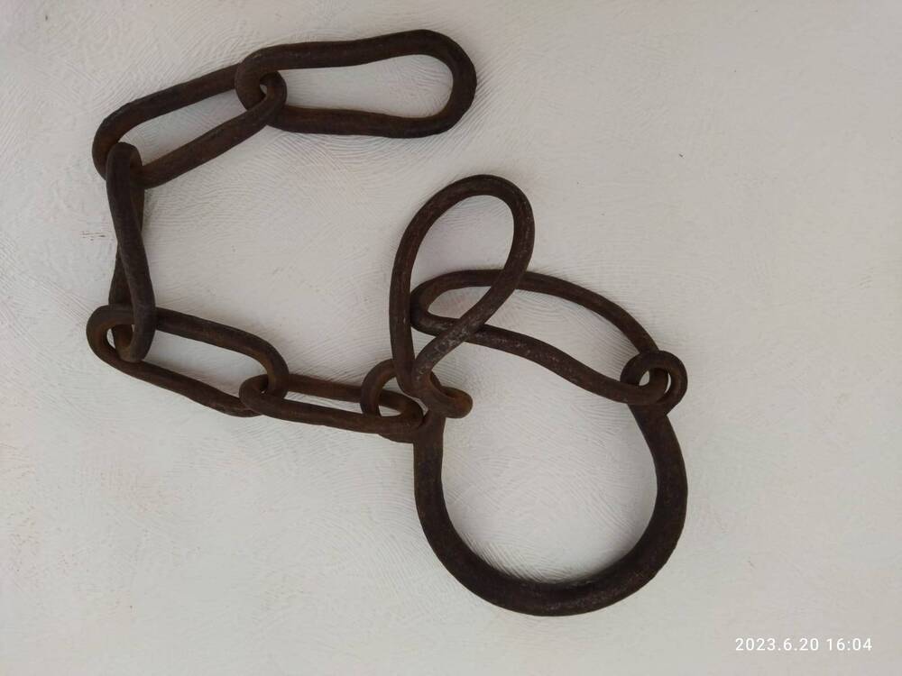 Путы для лошади (ат бығауы) железные, в виде полуколец с двумя отверстиями на концах к которой прикреплены цепи из 7 звеньев.