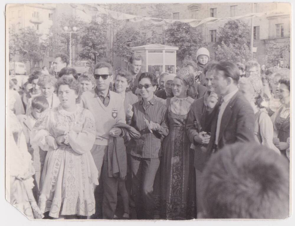 Фотография. Гости фестиваля молодежи и студентов 1962 г. на привокзальной площади