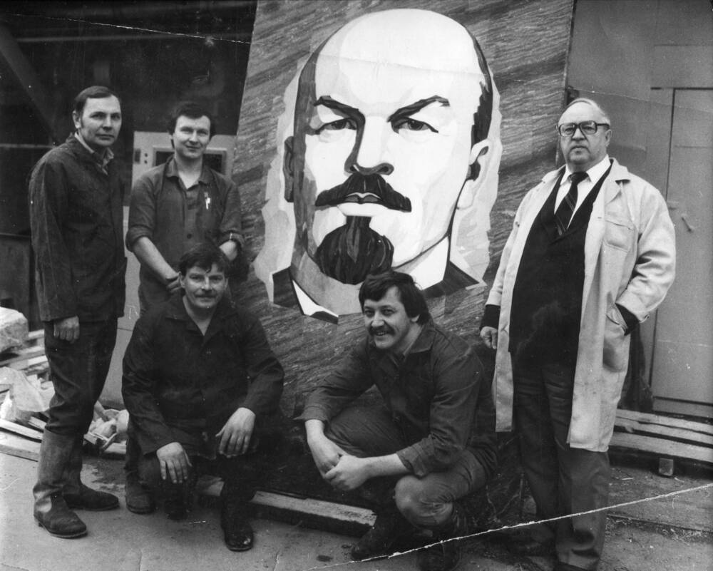 Фотография. 
Е.Е. Васильев и группа рабочих у мозаики с портретом В.И. Ленина