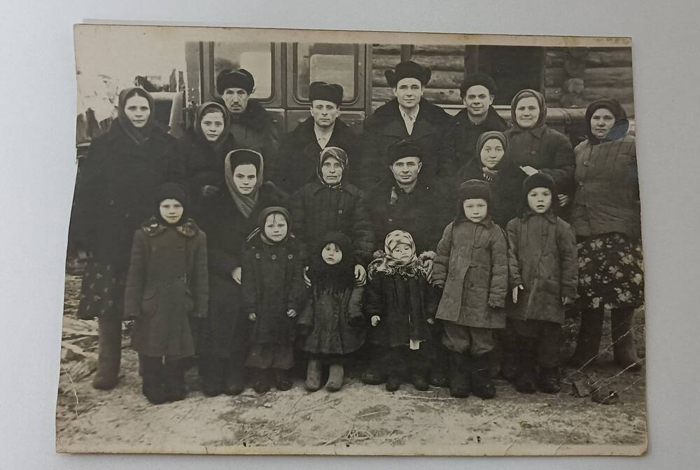 Фотография групповая жителей д.Копьёво, родственников  -  Кочнёвых, Рещенко, Новиковых, Капитула Тарасовых.1952 год.