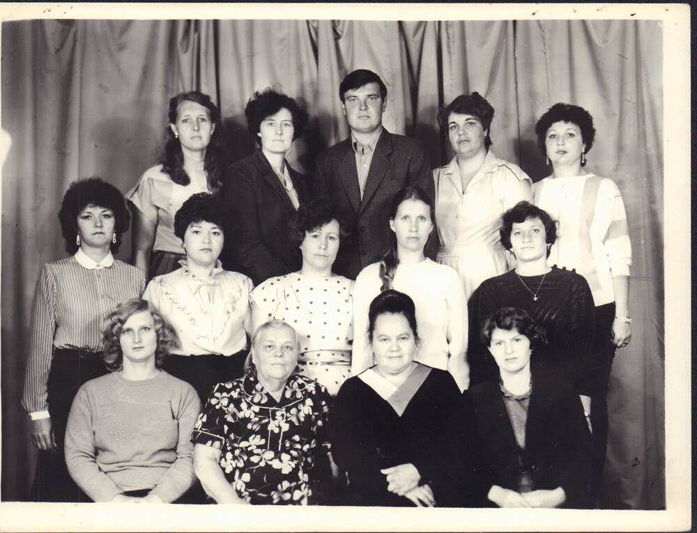 Фото групповое (14 чел.) Педколлектив СШ №1. В первом ряду 2-я слева - А.Я. Горилевская. Фото 90-х годов.