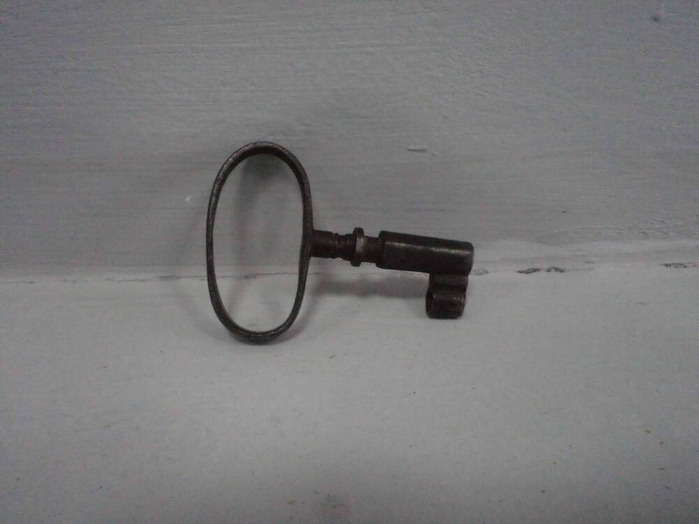 Ключ от амбарного замка.