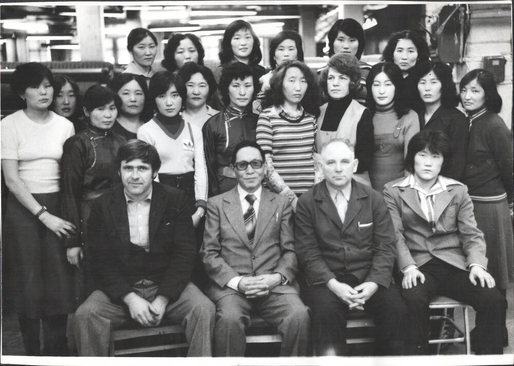 Фото. Группа специалистов из Монголии, проходившая в 1981 году подготовку на Моршанской суконной фабрике.