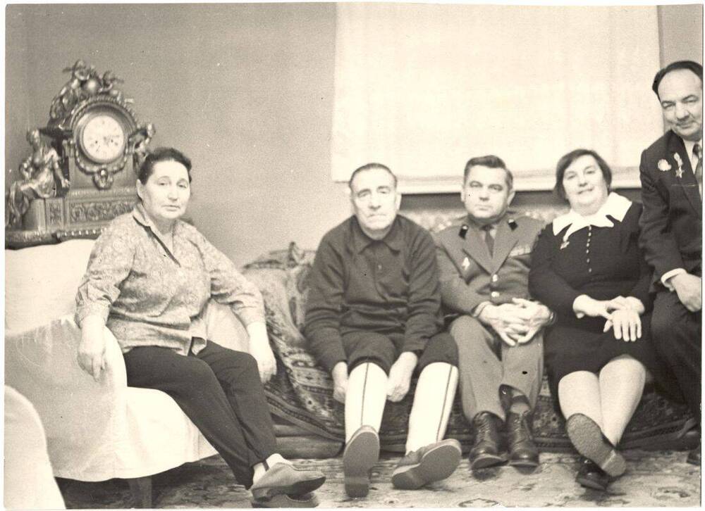 Фотография (групповая). Е.С. Катукова и М.Е. Катуков с родными и близкими.