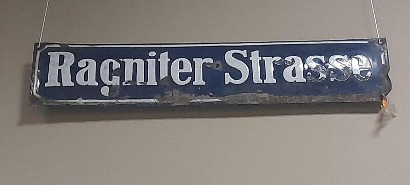 Табличка с названием улицы «Ragniter Strasse»