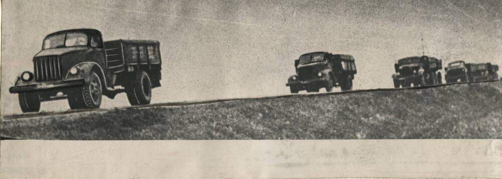 Фотография черно-белая. Машины с зерном идут на элеватор. Тулунский район.