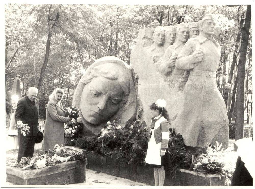 Фотография (сюжетная) «Возложение цветов к мемориалу в парке имени Корбута»