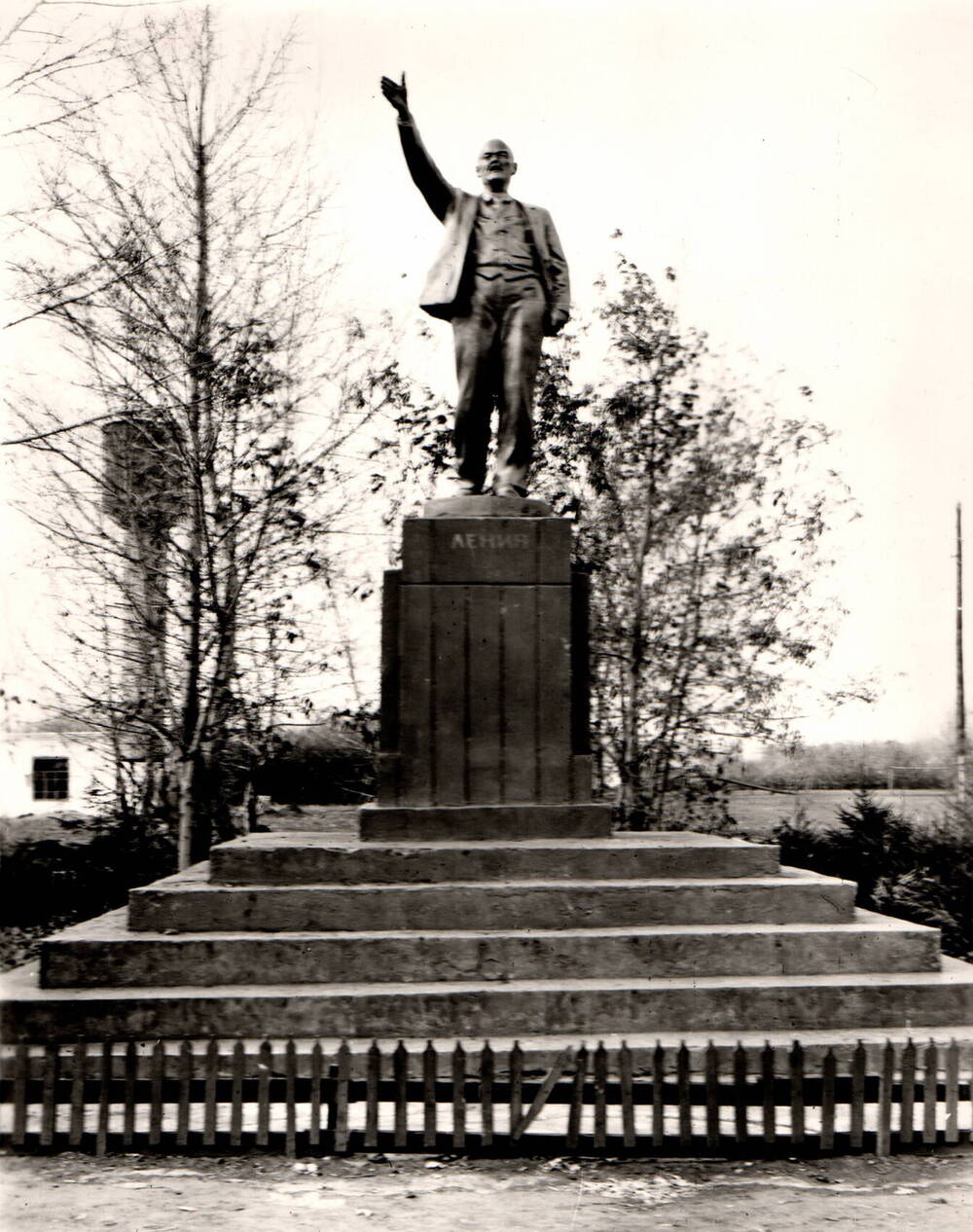 Фото. Памятник В. И. Ленину, расположенный в с. ЛесноймИсилькульского района