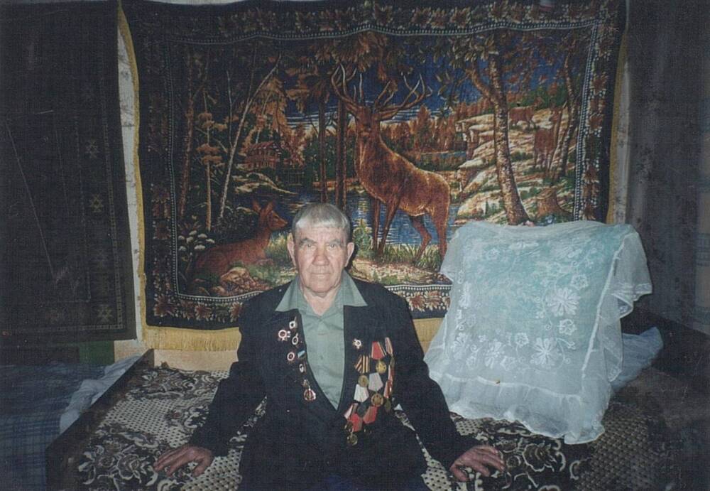 Фотография участника Великой Отечественной войны Маркова Николая Петровича в своем доме.