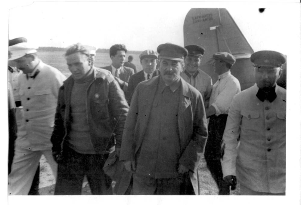 Фото. Члены правительства на Щелковском аэродроме встречают героический экипаж. На первом плане Коганович, Чкалов, Сталин и Ворошилов.
