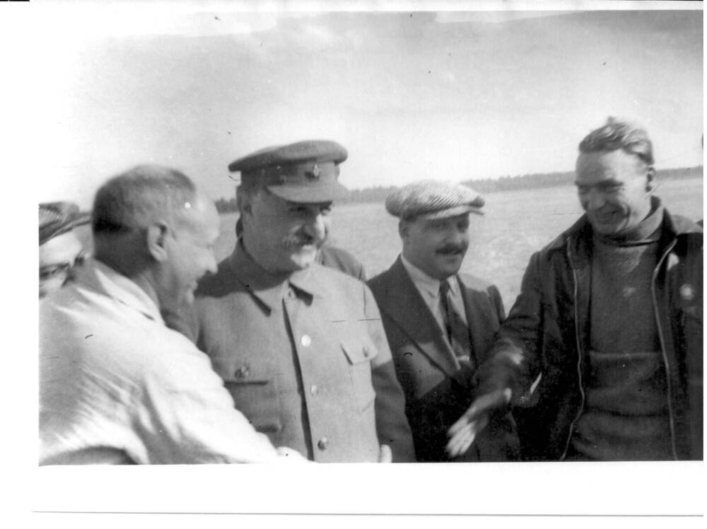 Фото. В. П. Чкалов здоровается с Туполевым на Щелковском аэродроме, тут же Орджоникидзе и Каганович.