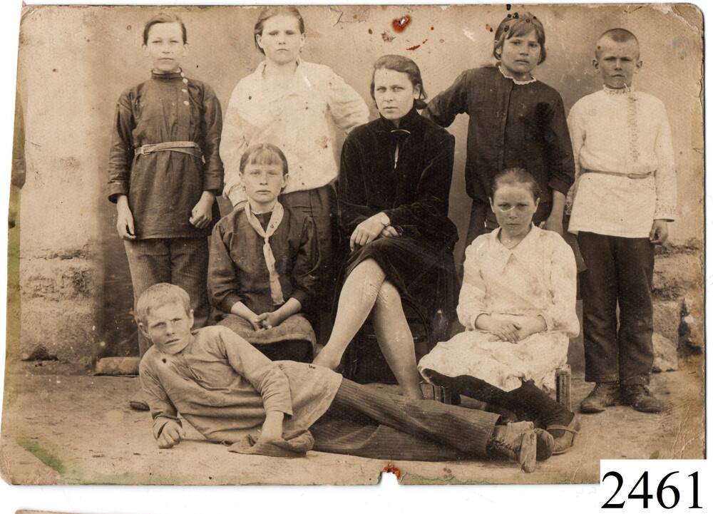 Фотография черно-белая, матовая, групповая, Зимоглядова Александра Демидовна, участница ВОВ, с одноклассниками.
1932 год 
  с. Величаевское
