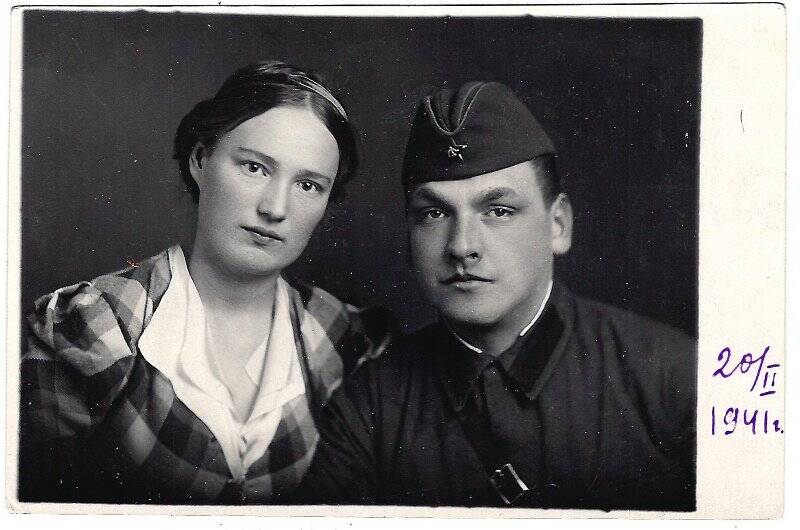 Нина Жучкова, сестра Кретовой О.К. с мужем Олегом в военной форме.