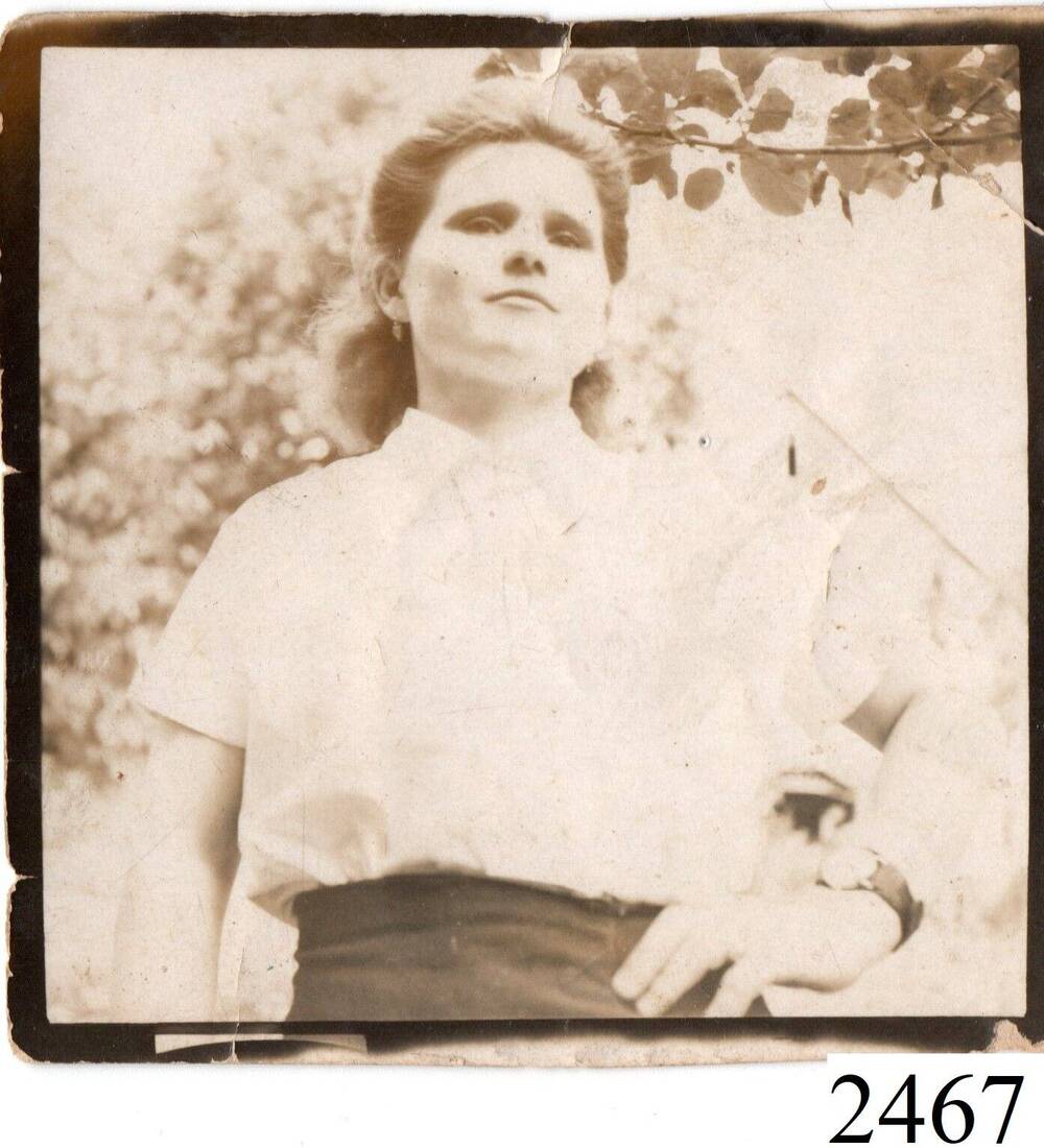 Фотография черно-белая, глянцевая, поясная, в белой блузке Зимоглядова Александра Демидовна, участница ВОВ.
1940  год