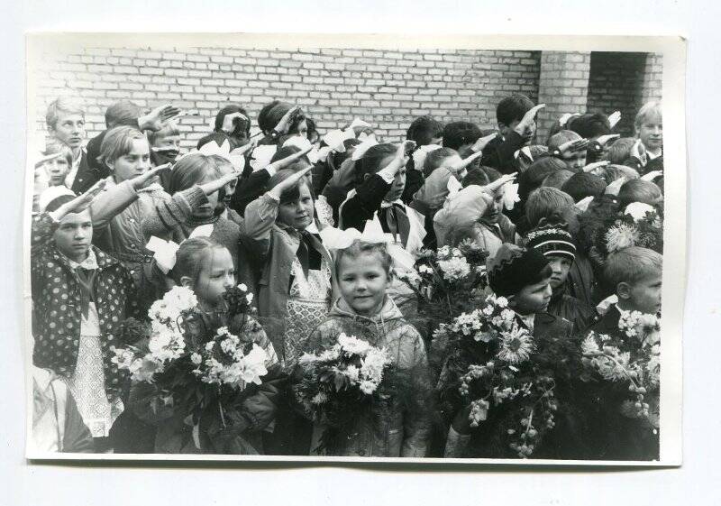 Фотография «На торжественной линейке в Кирилловской средней школе»