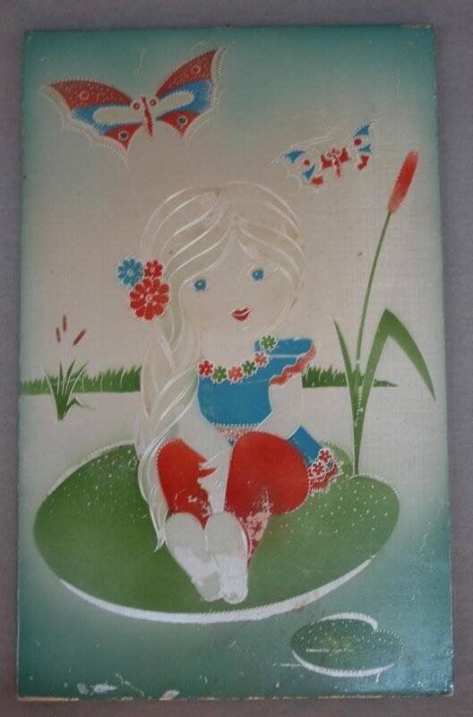 Картина-чеканка с изображением девочки на бело-голубом фоне.