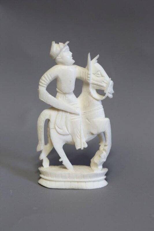 Фигура Конь белый. Из комплекта шахмат (с доской)