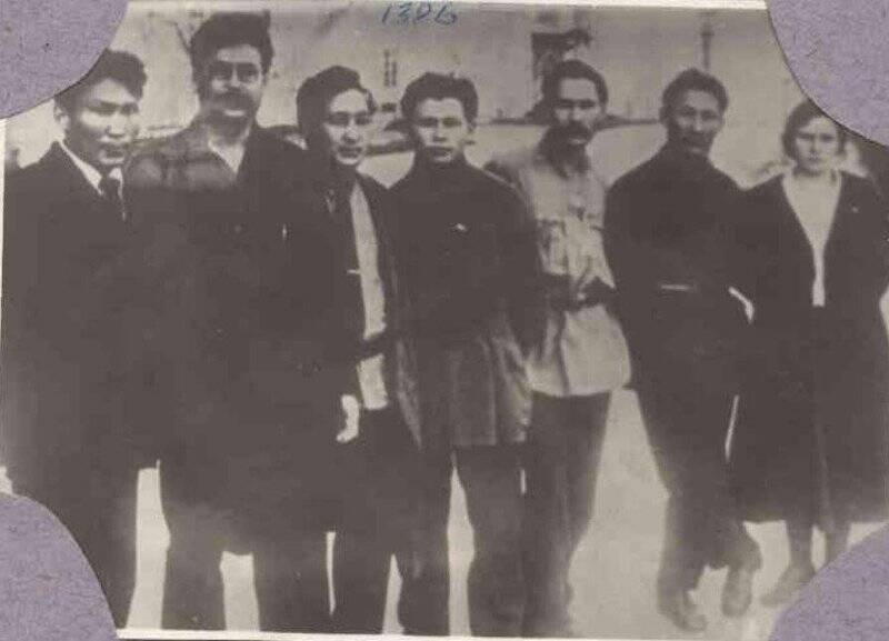 Фотография черно-белая групповая 7 человек 4-й слева М.К.Аммосов.