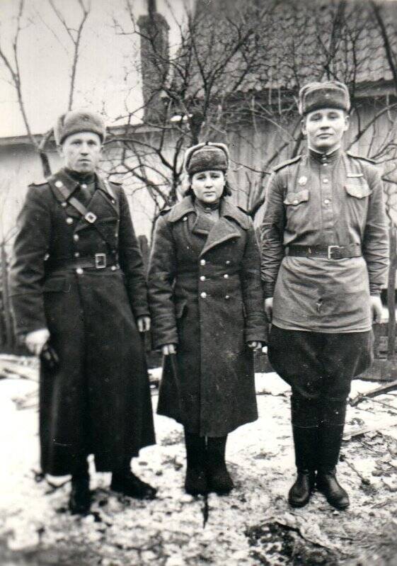 Фотография. На снимке 3 человека в полный рост в солдатской форме, слева первый Фардиев Мавлет