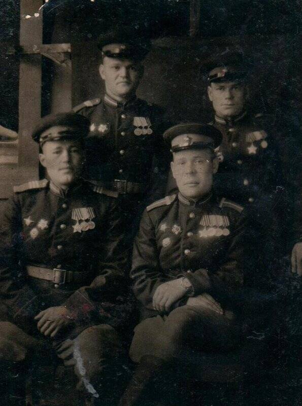 Фотография. На снимке четыре человека в солдатской форме