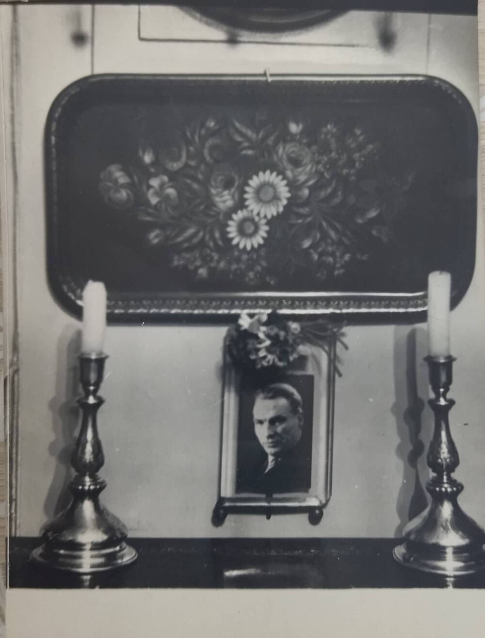 Фотография. Уголок Чкалова в квартире генерал-лейтенанта Игнатьева. Москва, 1951 г.