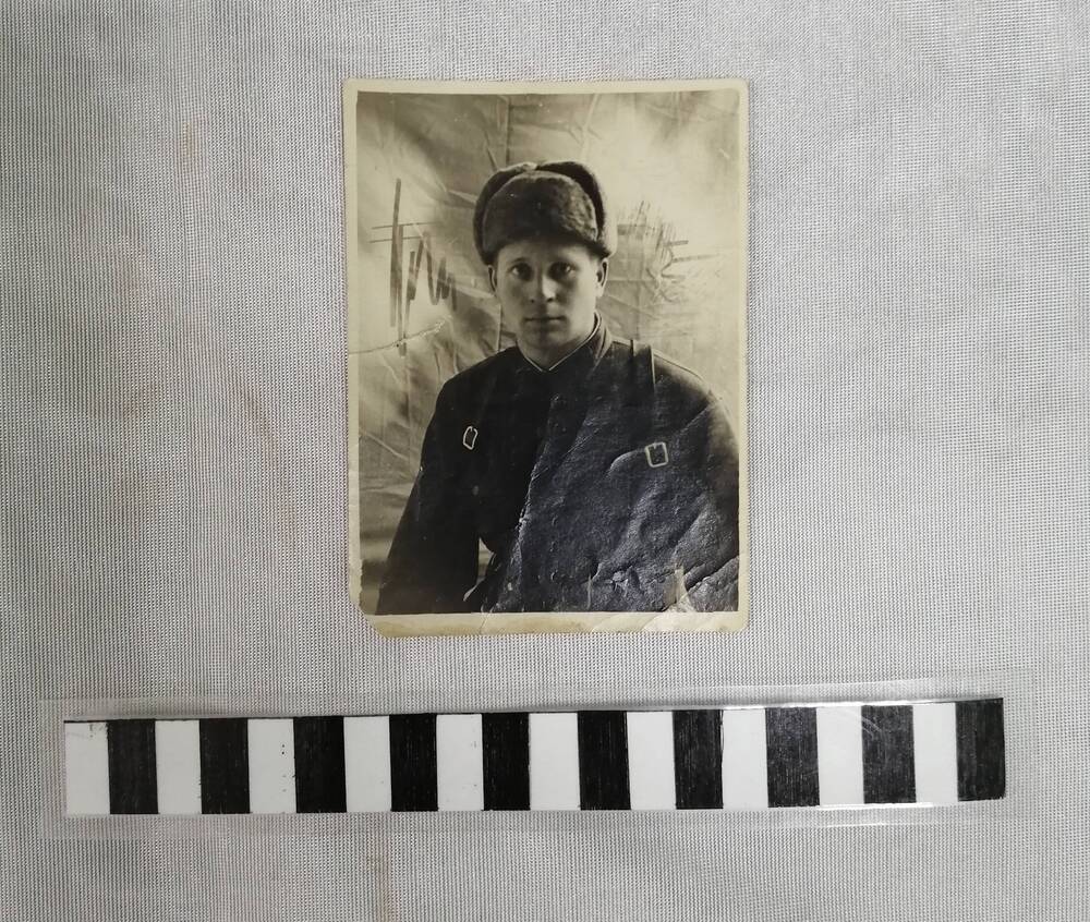 Фото, оригинал, погрудный портрет, изображение черно-белое на глянцевой бумаге. Изображен Каратаев Георгий Тимофеевич в военной форме