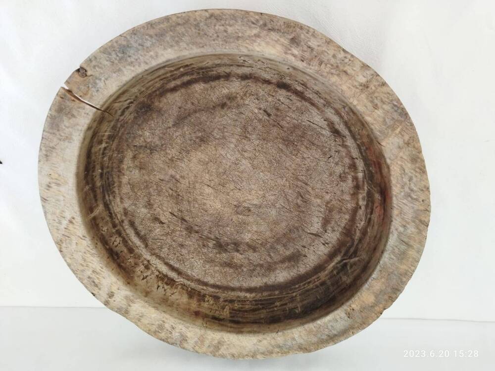 Чаша деревянная (аш табағы), круглой формы,цельнодобленная ручной работы с широким бортиком шириной 4 см