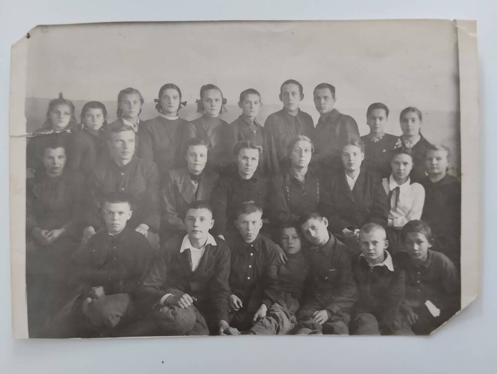 Черно-белое фото. Групповой снимок учащихся 6-го класса Машуковской семилетней школы вместе с учителями, 1952-1953 учебный год.