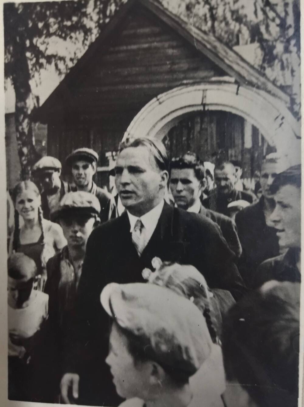 Фотография. В.П.Чкалов в день приезда на родину, окруженный встречающими земляками.