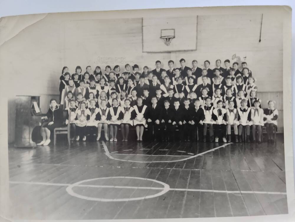 Черно-белое фото. Групповой снимок. Хор  учащихся Тасеевской средней школы №2.