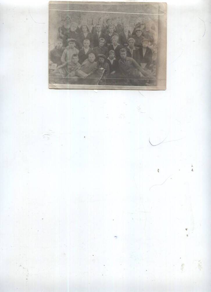Фото (копия с фото) Первый выпуск уч-ся Успенской 7-летней школы. Директор Меланьев, 1935г.