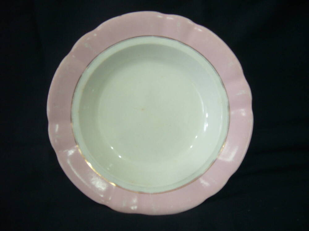 Блюдо круглое, с волнистым краем, белое с розовой каймой