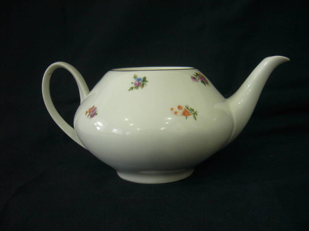 чайник от чайного сервиза, белый, с цветными мелкими цветами на тулове