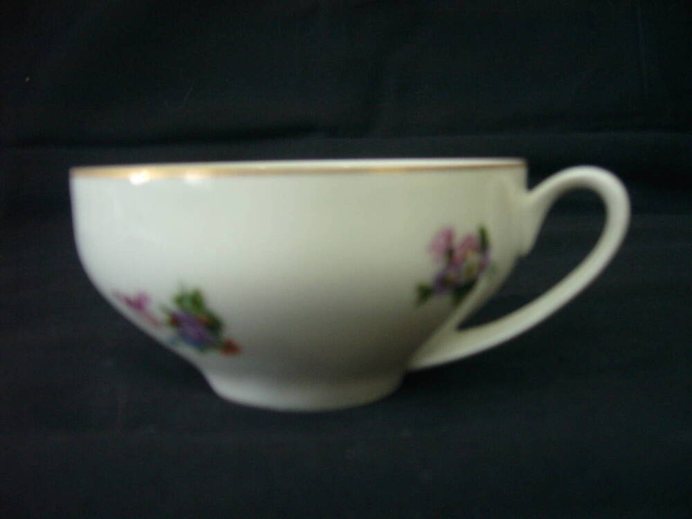  чашка от чайного сервиза, белая, с цветными мелкими цветами на тулове