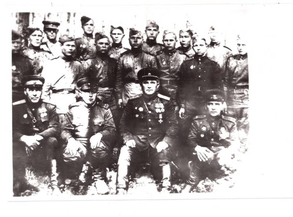 Фотография черно-белая. Изображена группа солдат, среди них в заднем ряду Павлов П.П (герой СССР). Июль 1944г.
