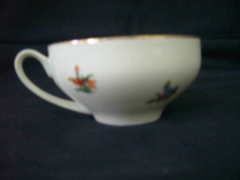  чашка от чайного сервиза, белая, с цветными мелкими цветами на тулове