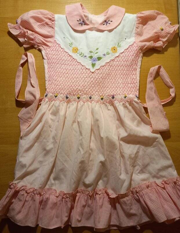 Платье на девочку. 80-90 гг. 20 века. На 8 лет. Изготовлено в КНР. 35% хлопок, 65 % полиэфир. Платье розового цвета с бело-розовыми вставками  (клеточка). Цветы на платье». Пояс завязывался сзади на бант.